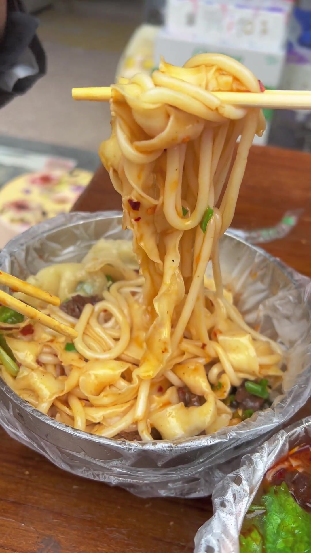 早上跟我姐来山门拜老爷路过这家摆地摊！看起来就感觉很好吃！果然不错！刀削面粗粉拌牛肉绝绝子