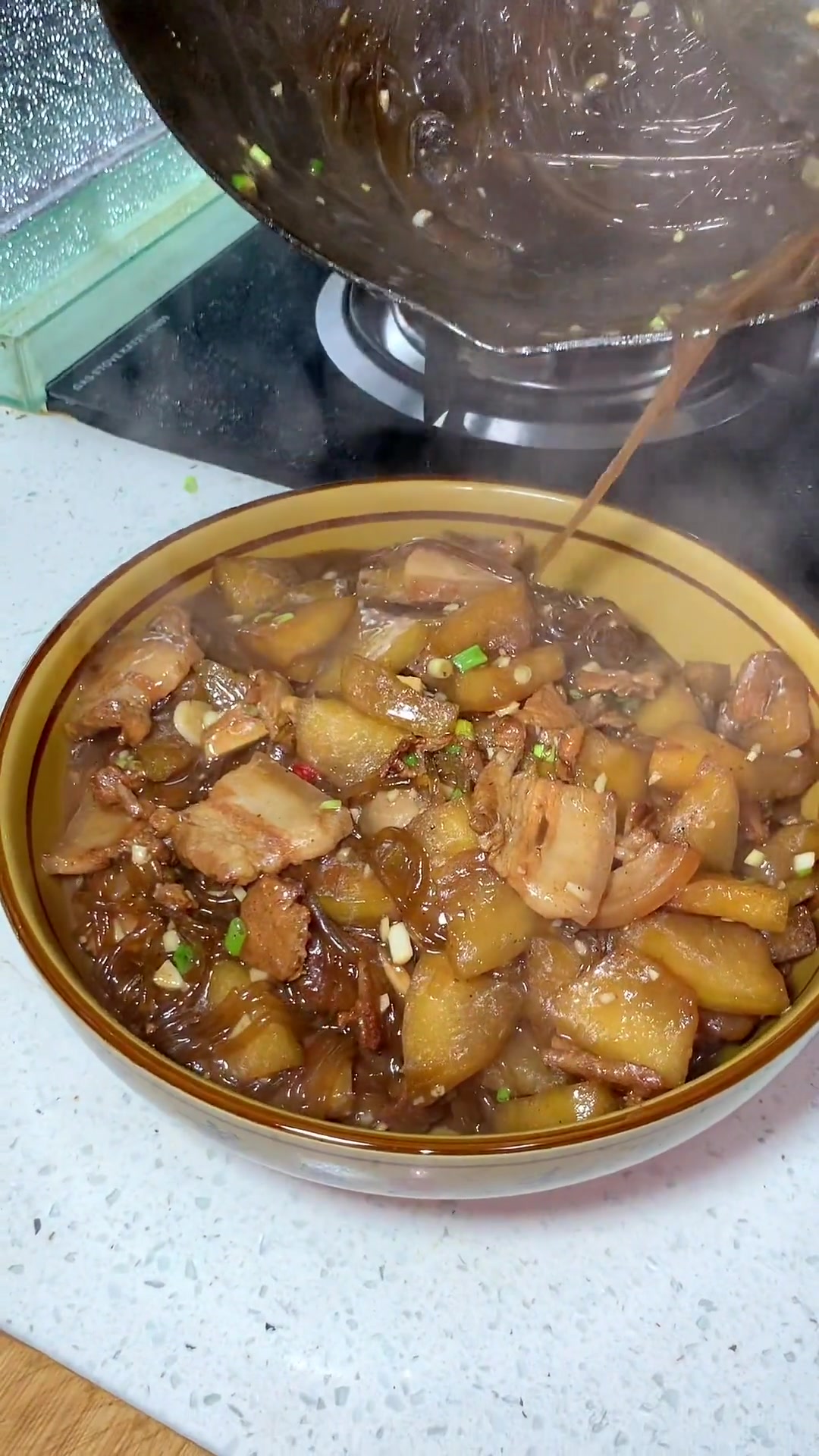 最爱妈妈菜375—五花肉冬瓜炖粉条！今天这个菜可是头子了，一不小心多吃了几碗大米饭！