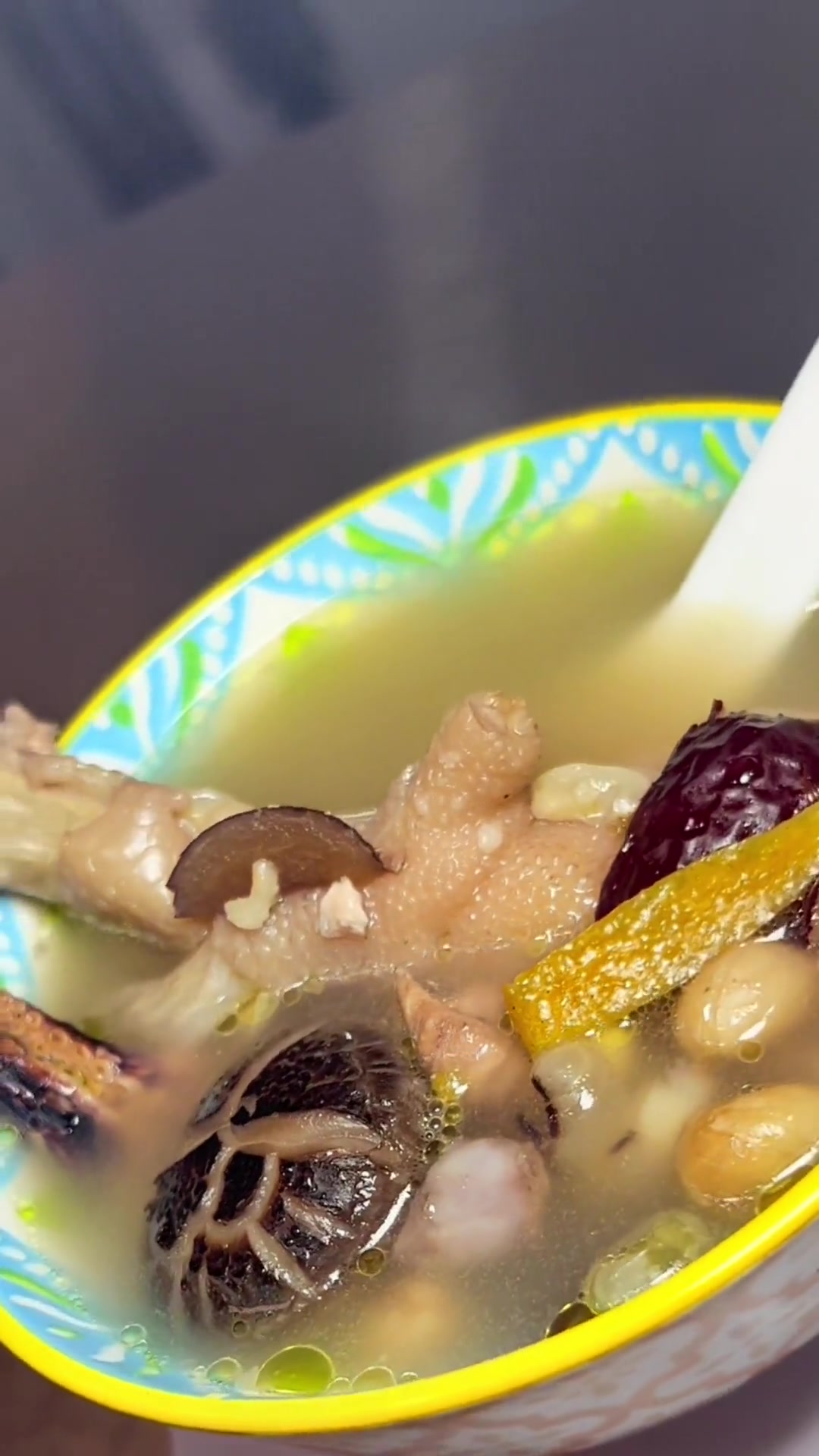 “花生眉豆煲鸡脚”清甜够正气