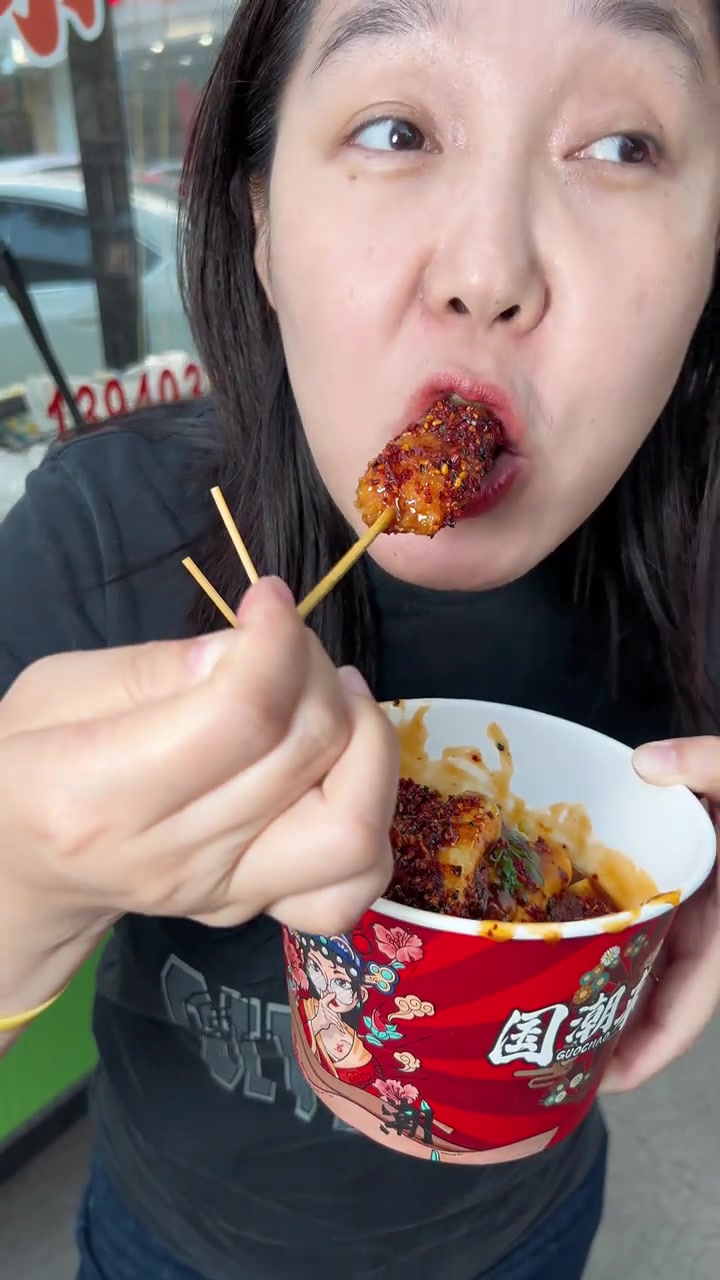 路边十年的小摊,沈阳老式麻辣串,鸡排鸡柳也好吃!