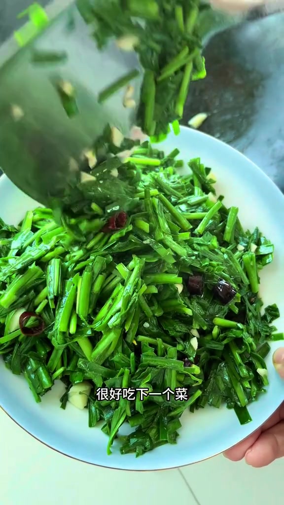 吃饭啦！看看湖北80后妈妈为一家人准备的荤素搭配营养午餐
