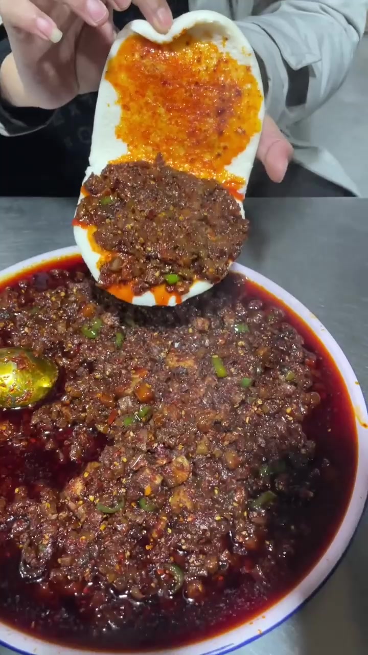 手工现切现炒热气腾腾的肉酱辣子再夹上刚出锅的荷叶饼，咥一口哎呀真正香吗