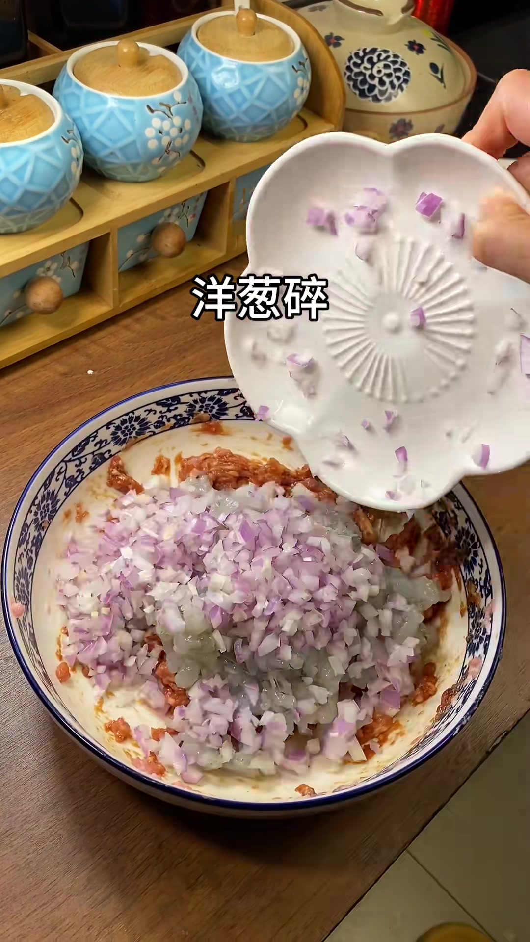 孩子爱吃小笼包，今做鲜肉虾仁洋葱包，鲜嫩多汁