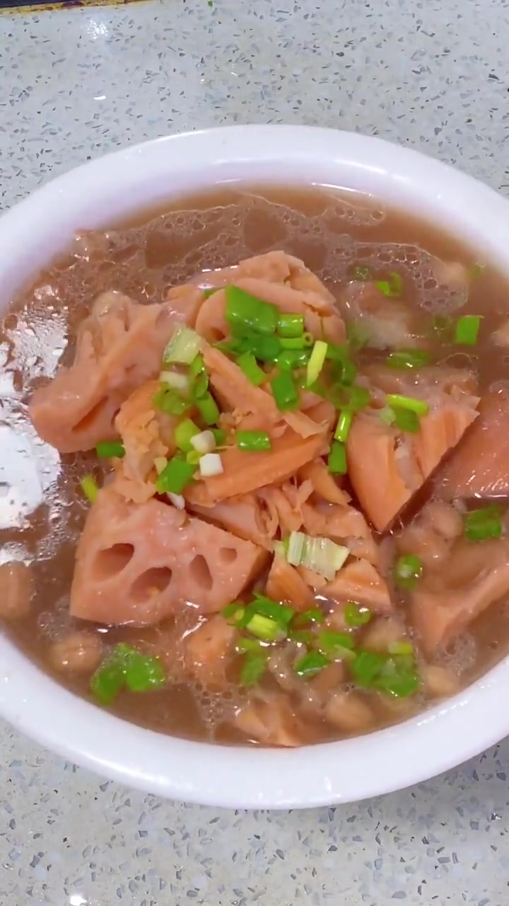 家常菜莲藕骨头汤又粉又好吃