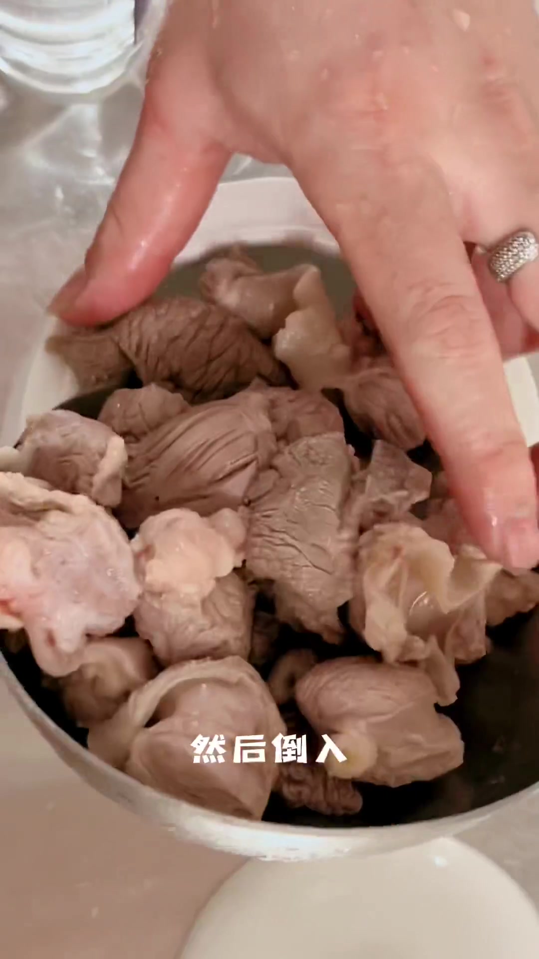 春夏季养生汤，一道简单易学的“石橄榄炖猪肝沿”清热润肺，化痰止咳。汤头很清肉不柴，喝完喉咙