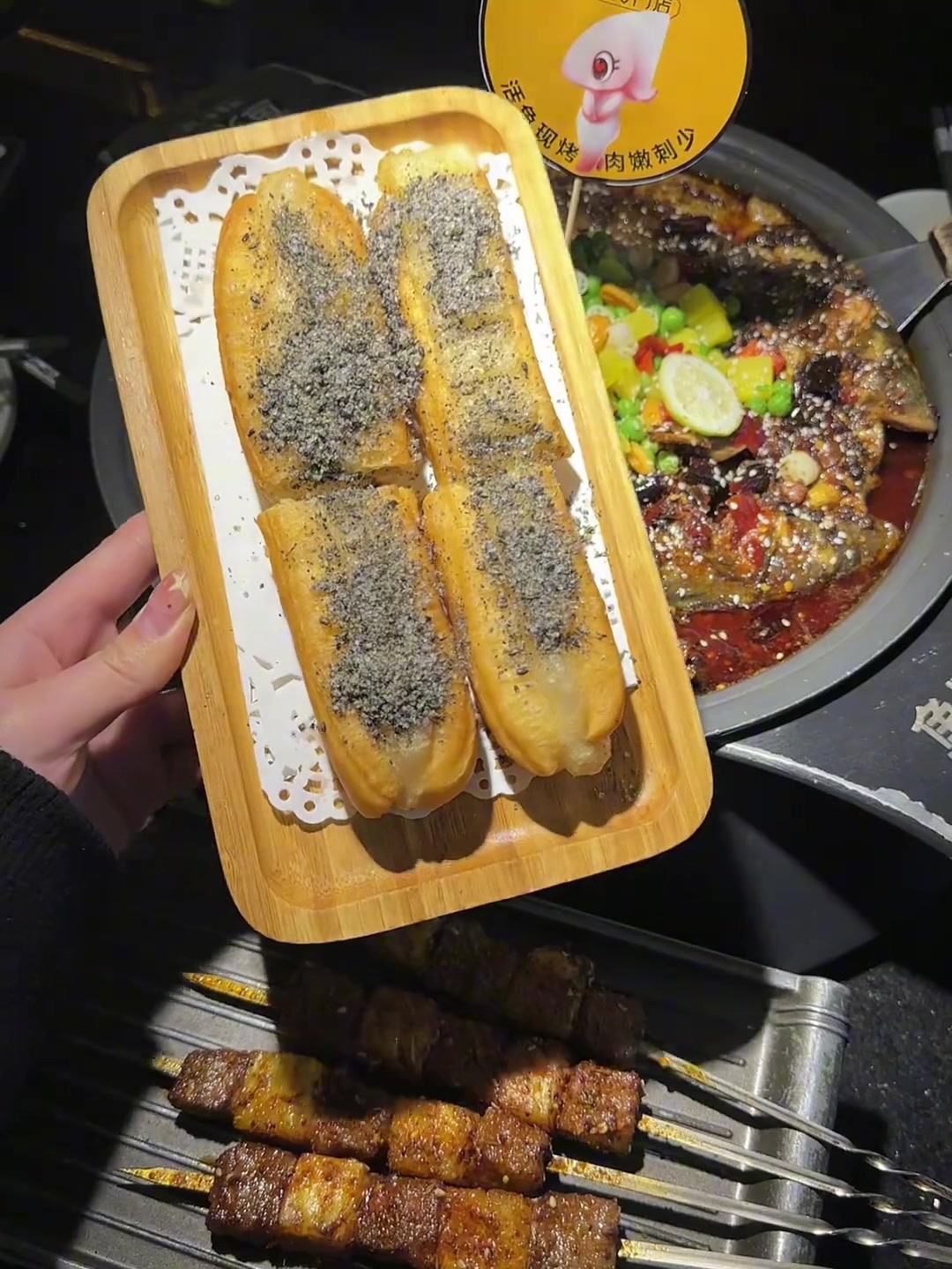 根本无法拒绝怪味烤鱼!油条剪进去蘸汤汁吃好香～