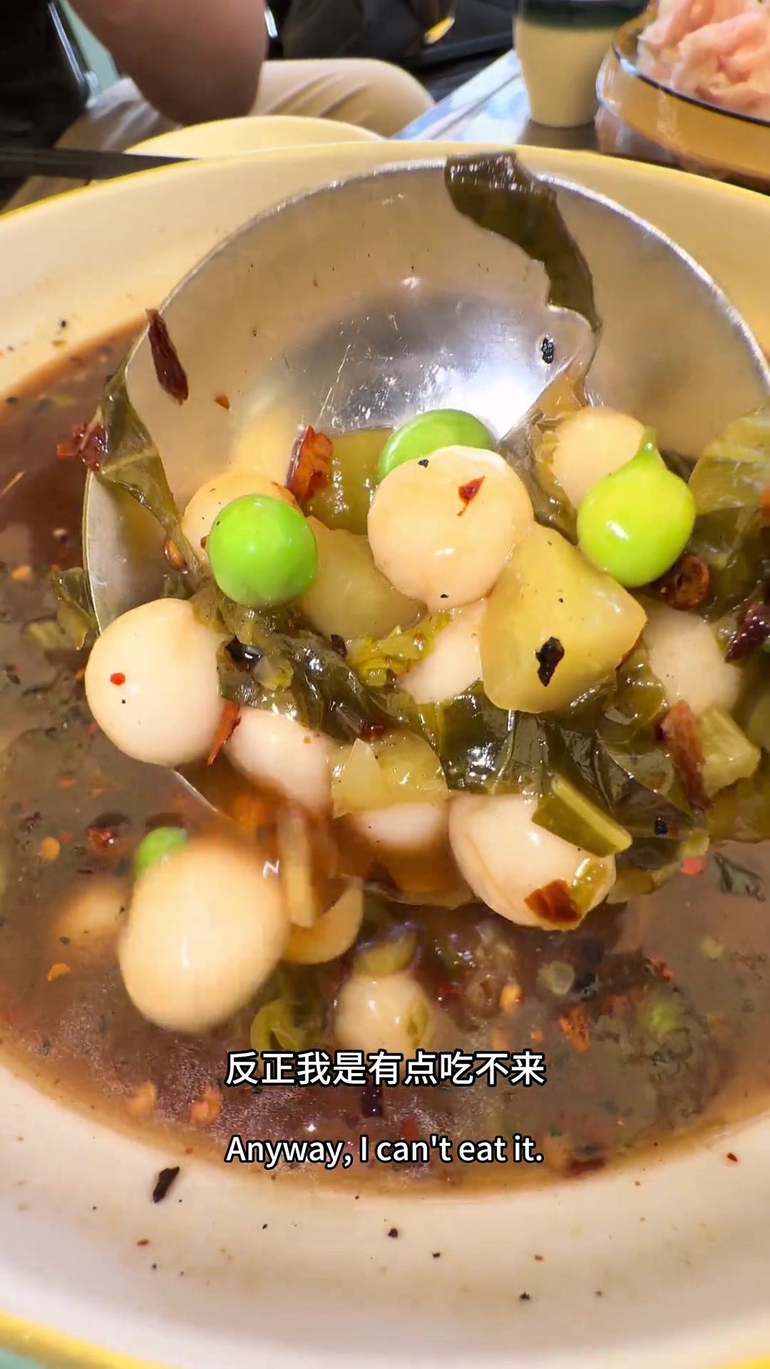 云南汤圆放辣椒面到底是哪个教你这样吃的居然还坐在铁路边吃
