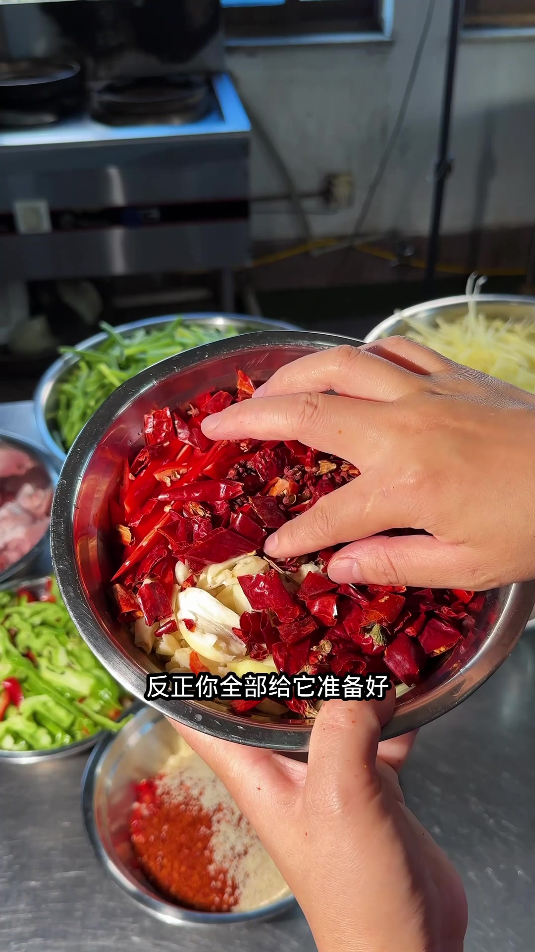 工地大锅饭,今天给工地师傅们研究一道新菜凉拌五花肉,没想到挺