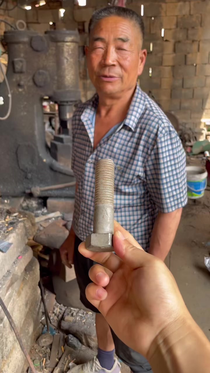 农村万能铁匠大爷,用铁螺丝制作炒菜锅铲