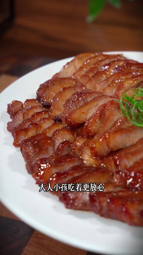 香甜鲜嫩又多汁的港式叉烧肉，咬上一口满嘴肉香，比熟食店更美味