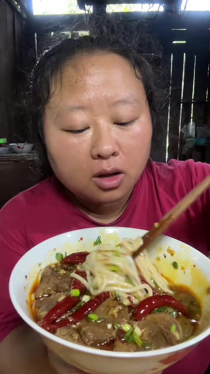 自家做的米粉,没有任何添加,米粉比较粗,可以按照我的方法泡,不建议干米粉直接煮哦,牛肉粉好