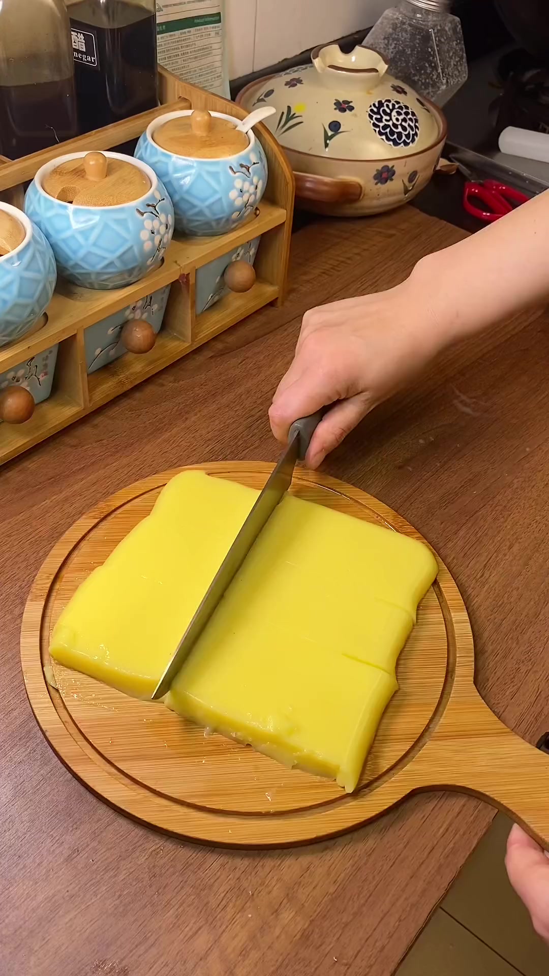 柠檬慕斯蛋糕，冰冰凉凉，酸酸甜甜的，太适合这个夏天了，赶紧给你家孩子安排上吧