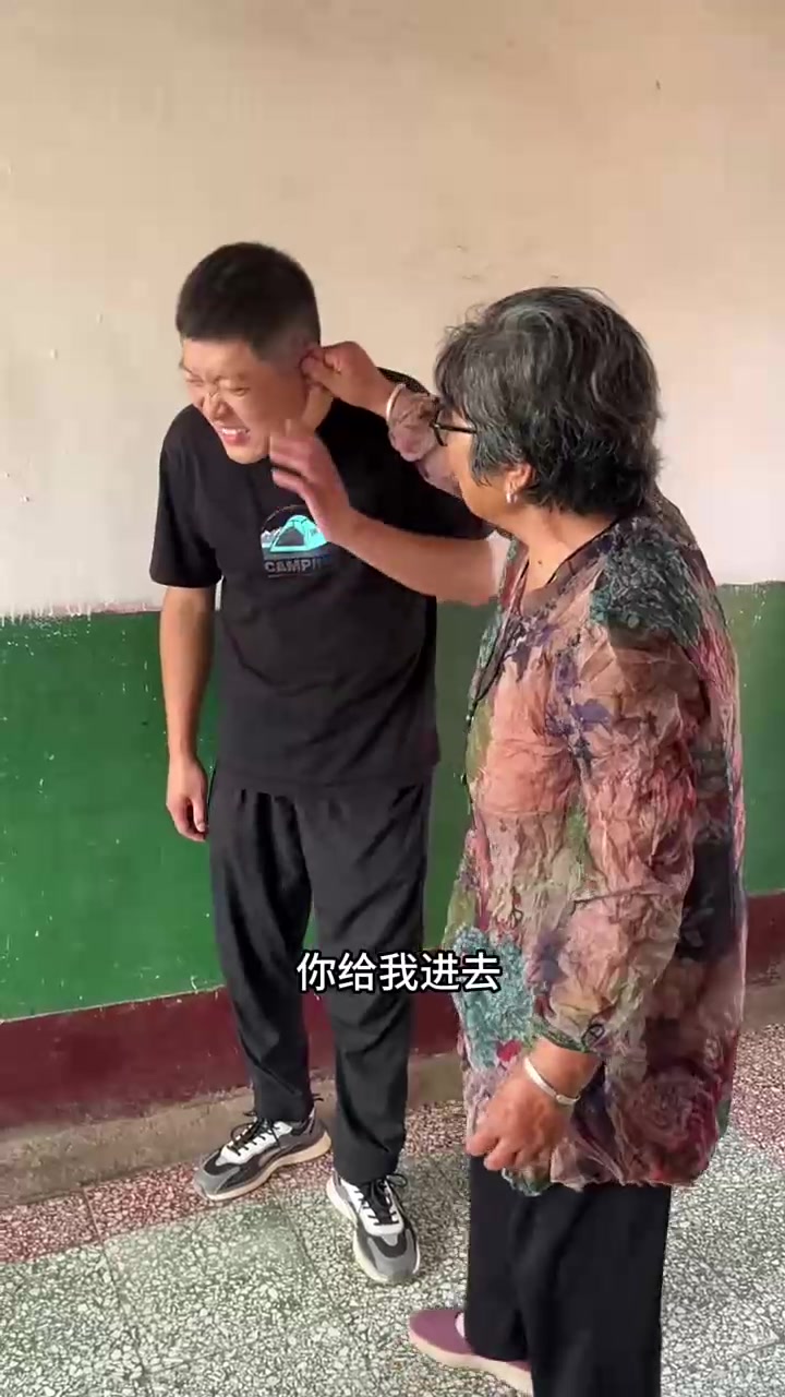 用砖头做生日蛋糕送给奶奶，看她啥反应？太出乎意料了