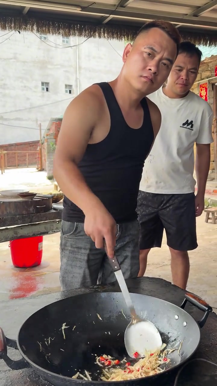 今天做了三道下饭菜，香辣美味的刀鳅鱼，还有酸笋红薯菜和虎皮青椒，你们喜欢吃哪一道？