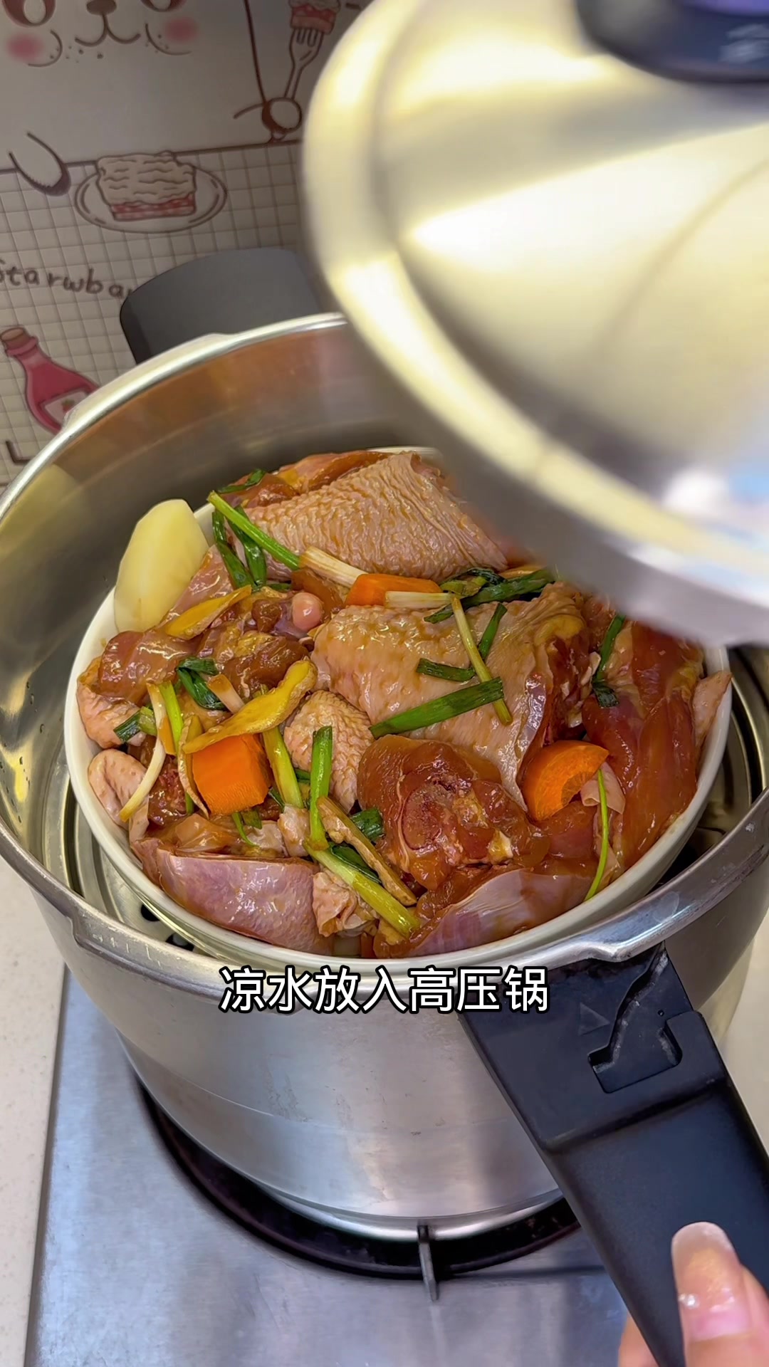 这个不加一滴水的时蔬蒸鸡腿，真是太香了