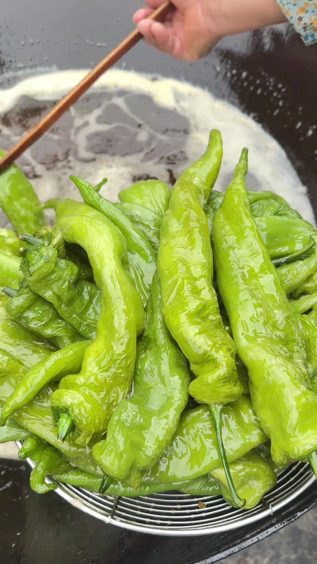 带大家看员工午饭,大厨做的大锅版把子肉超诱人!