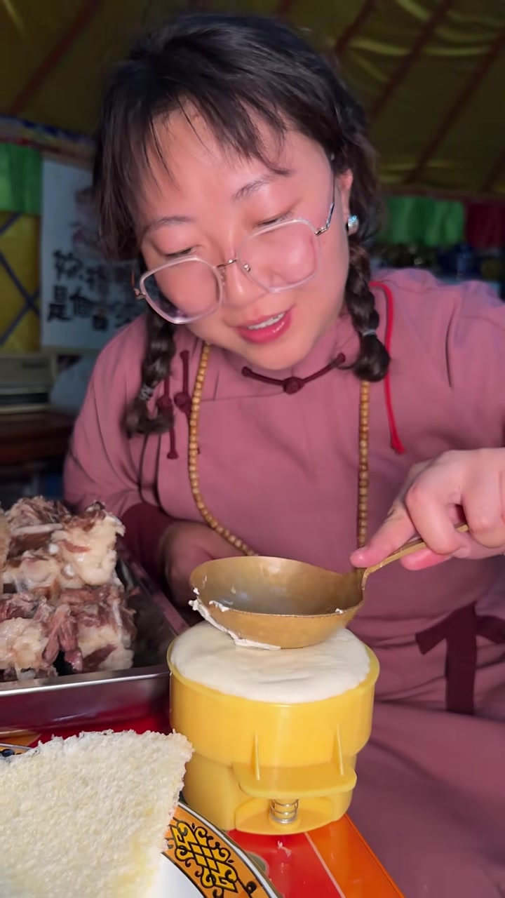 能量满满的一天从内蒙的早茶开始，奶茶的咸香配上奶皮子的奶香，手把肉的肉香还有奶豆腐的软糯，