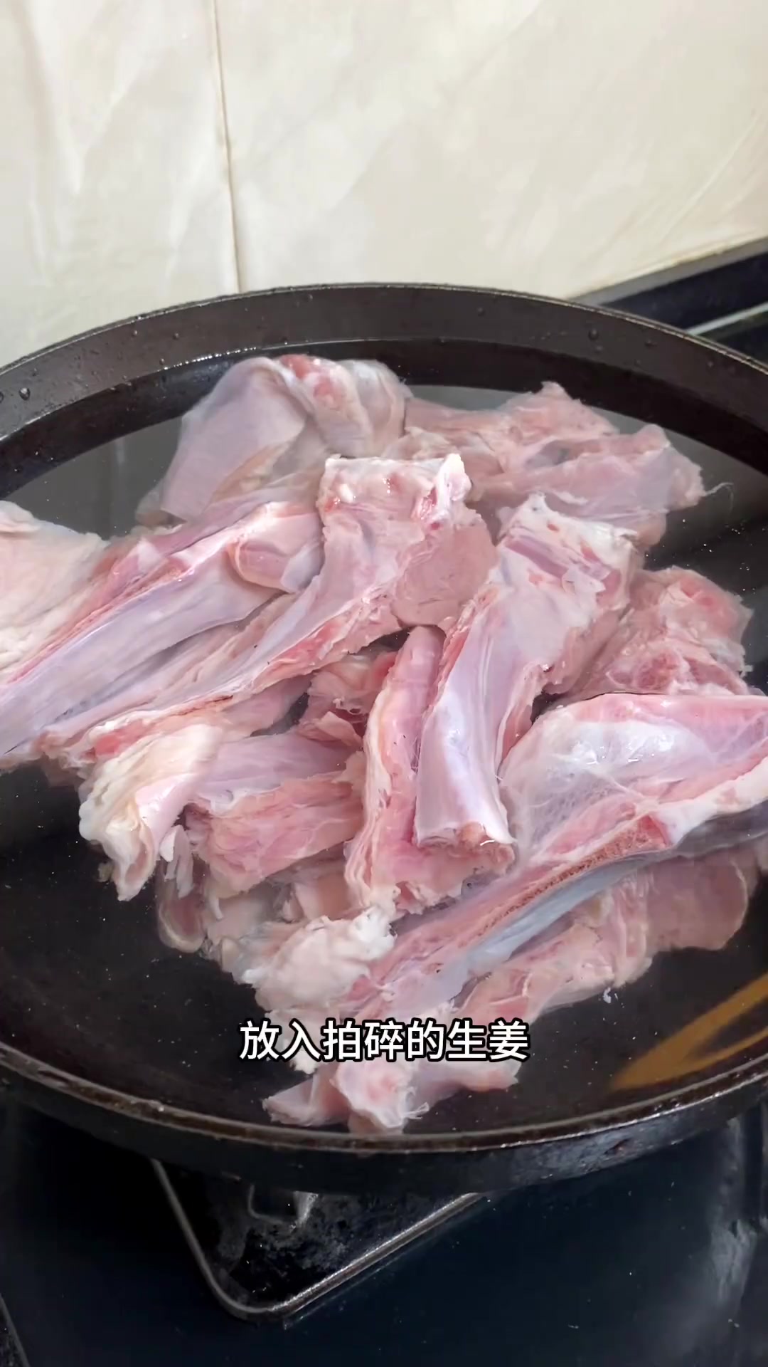 这样炖的羊肉，汤汁奶白，汤鲜味美