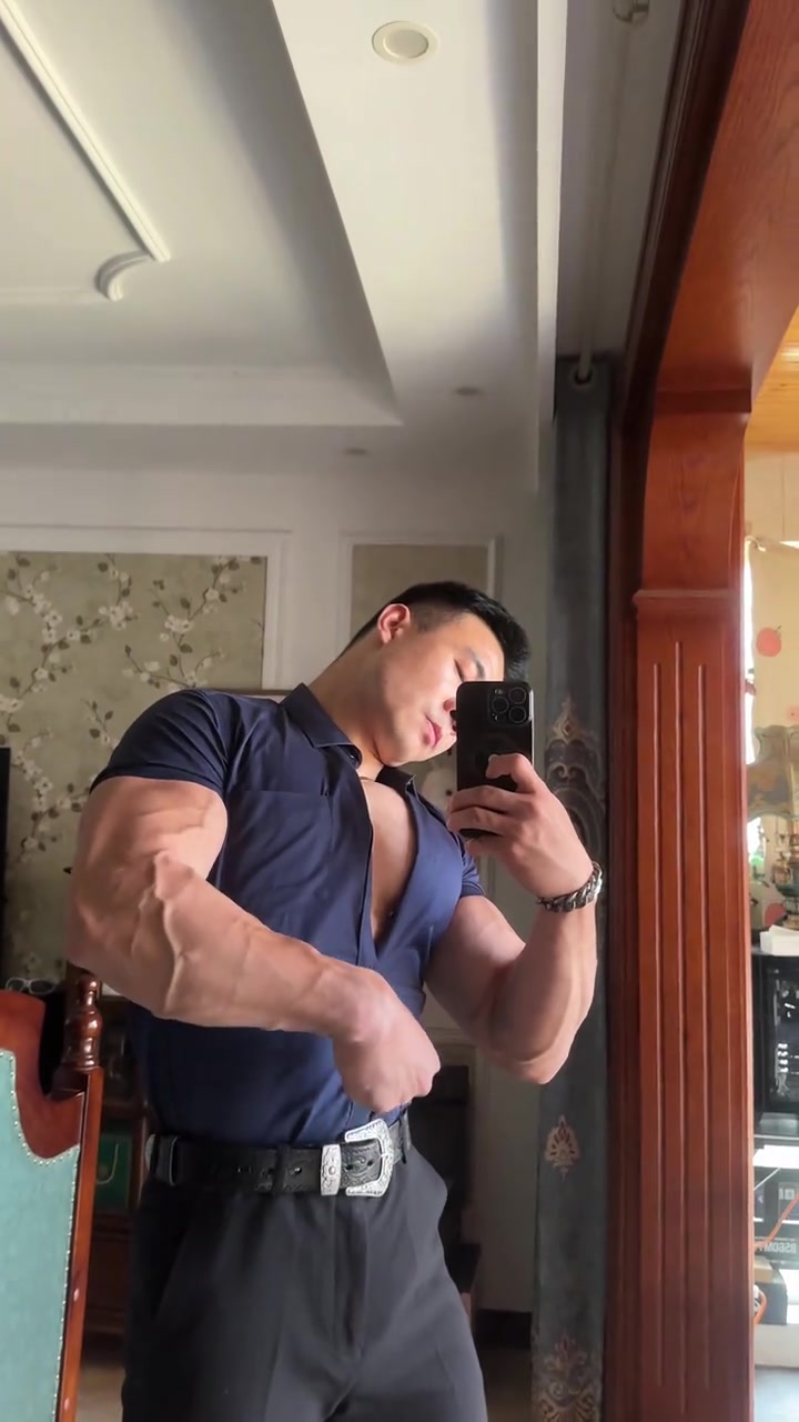 荷尔蒙爆棚，西装肌肉男张力拉满
