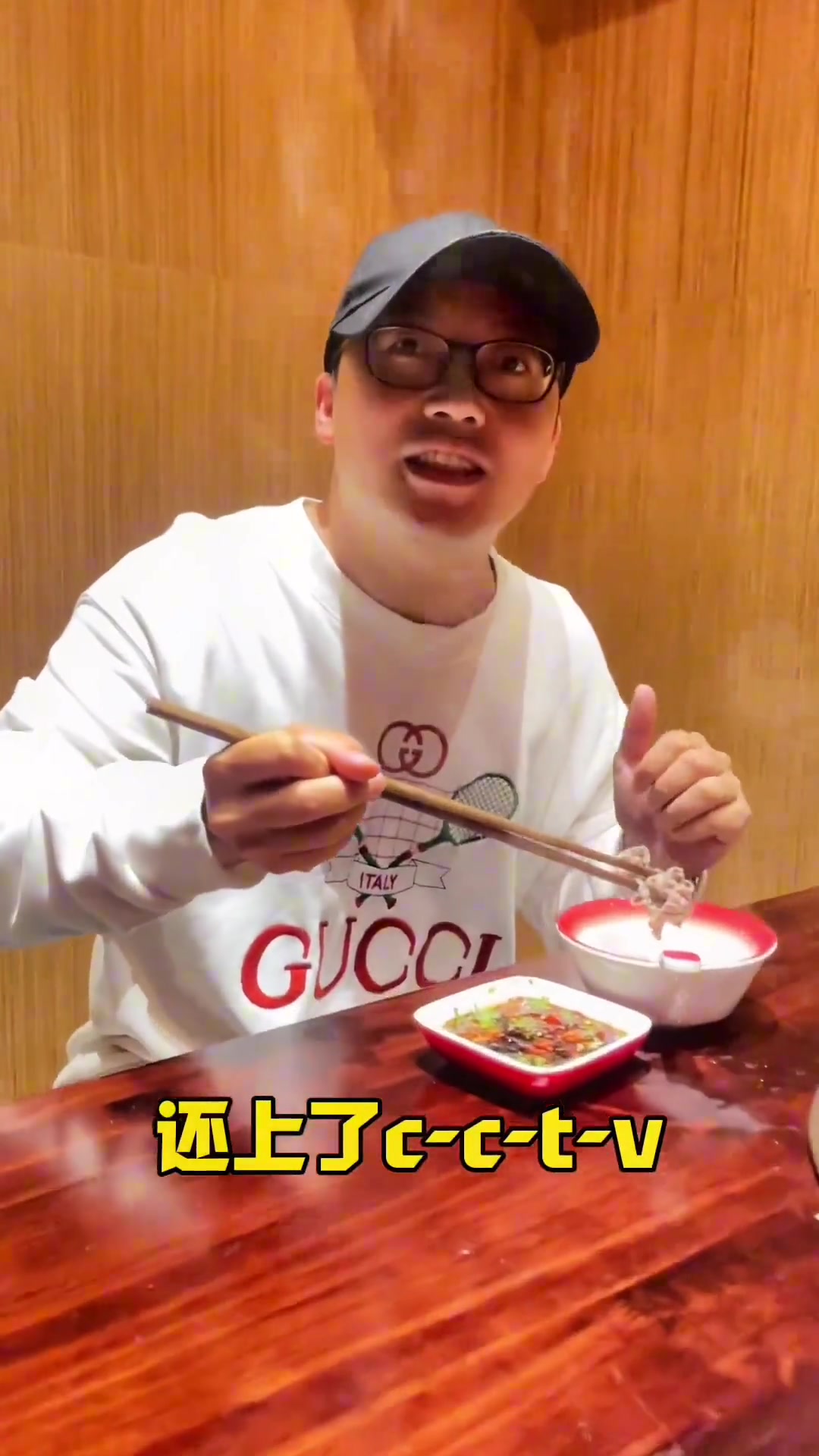 钱东镇新开了一家有特色的牛肉火锅,用北方的铜炉跟潮汕的牛肉做了一个融合,装修也古色古风,让