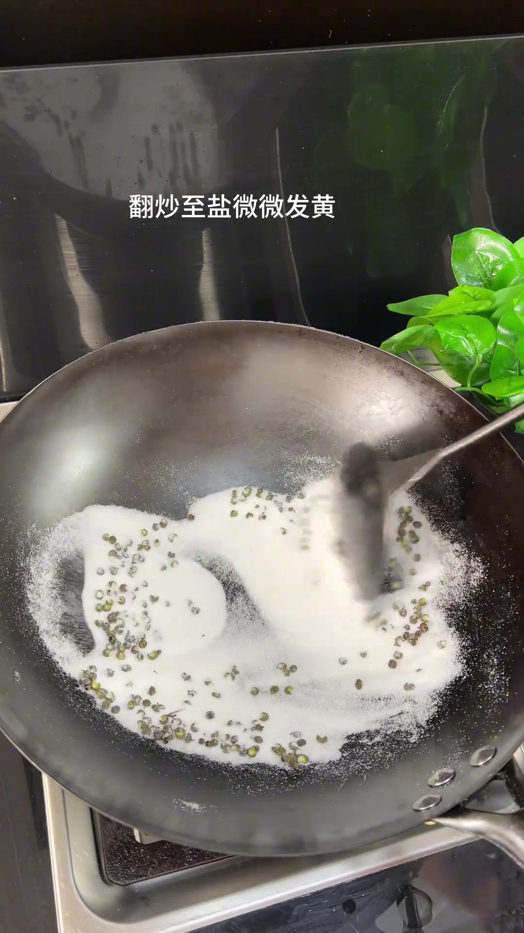 按十斤肉四两盐比例,腌制五到七天,这样腌制的腊肉又香又好吃