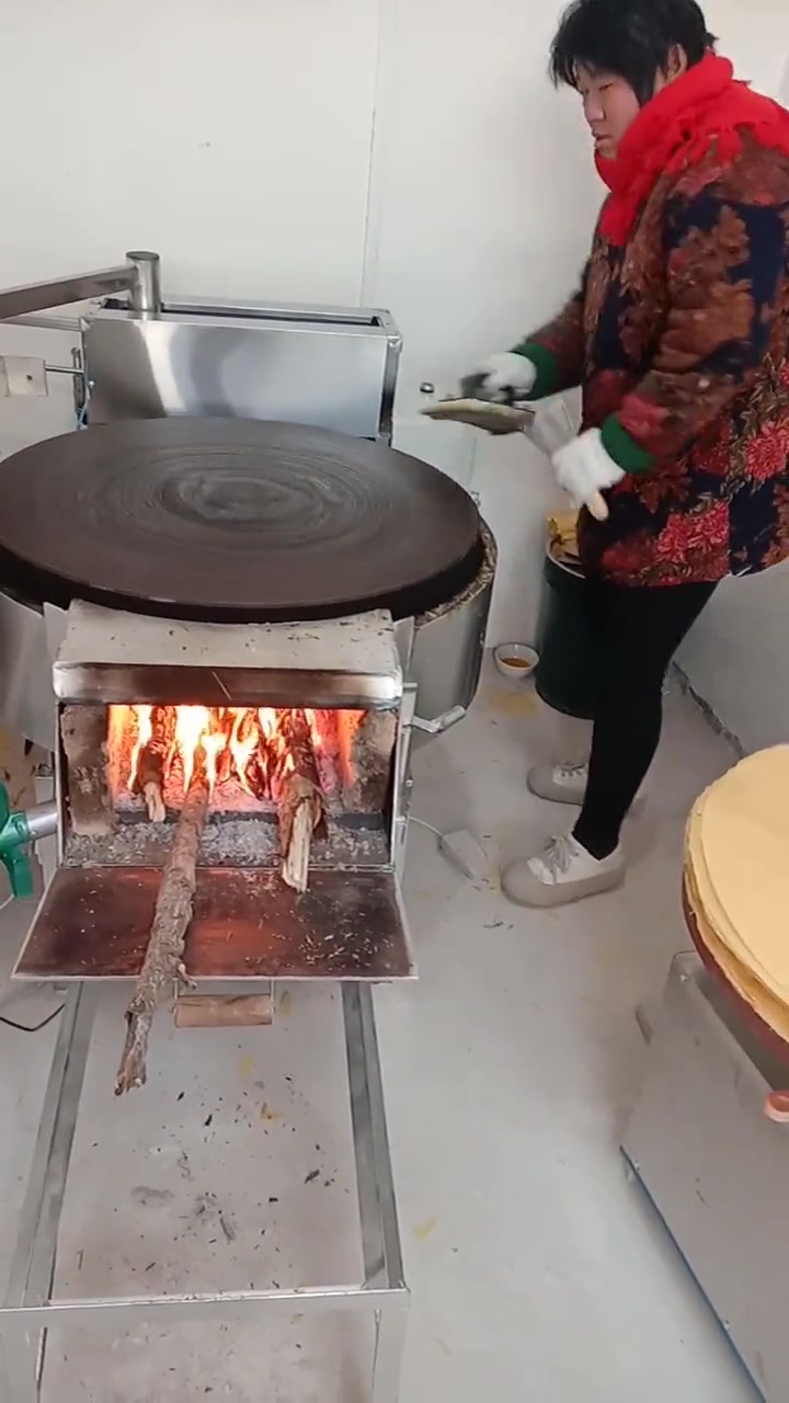 山东临沂大姐用木柴烙的玉米豆子大煎饼