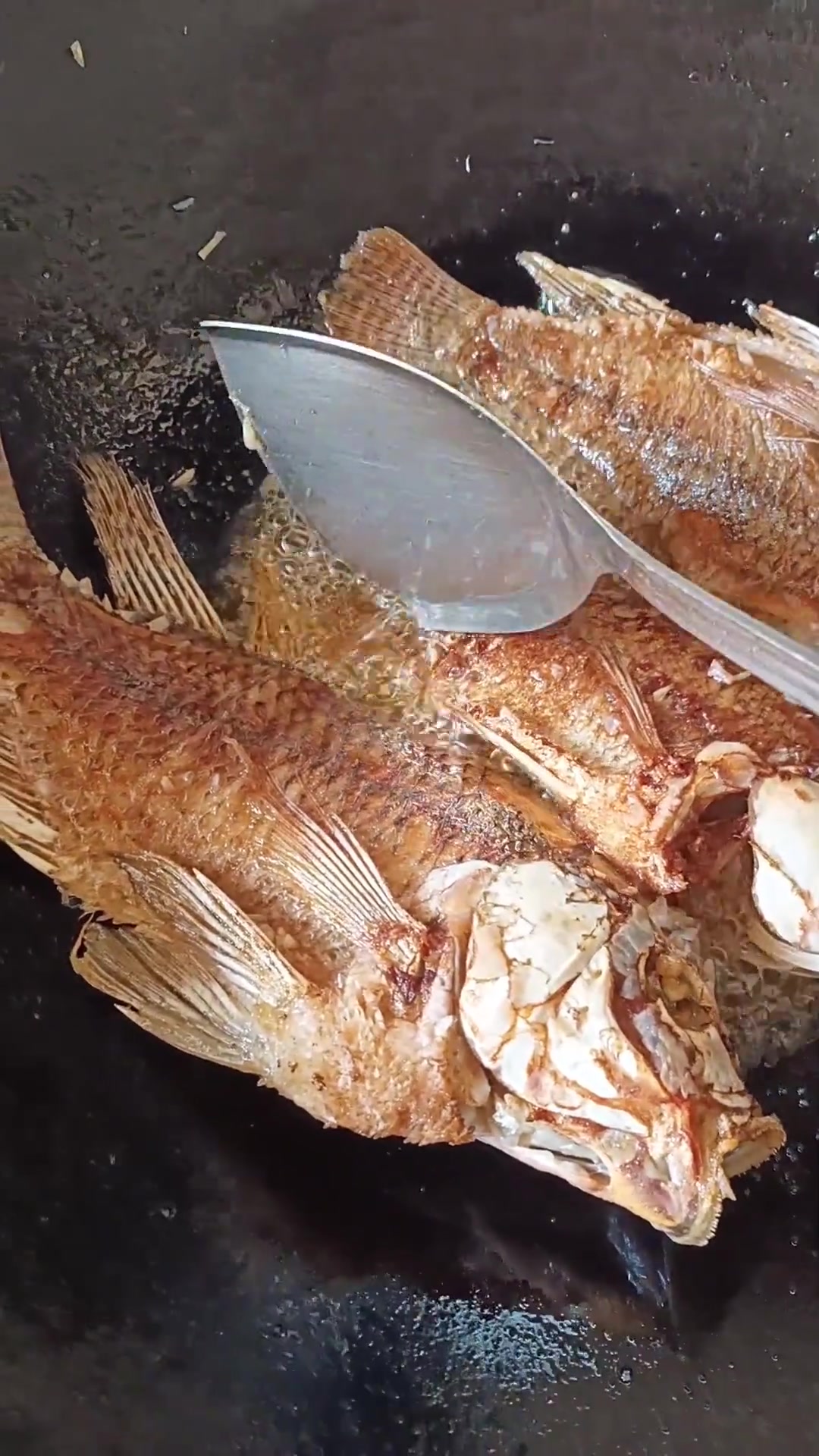 感觉野生罗非比土鲮好吃，土鲮刺多，钓鱼人不缺肉