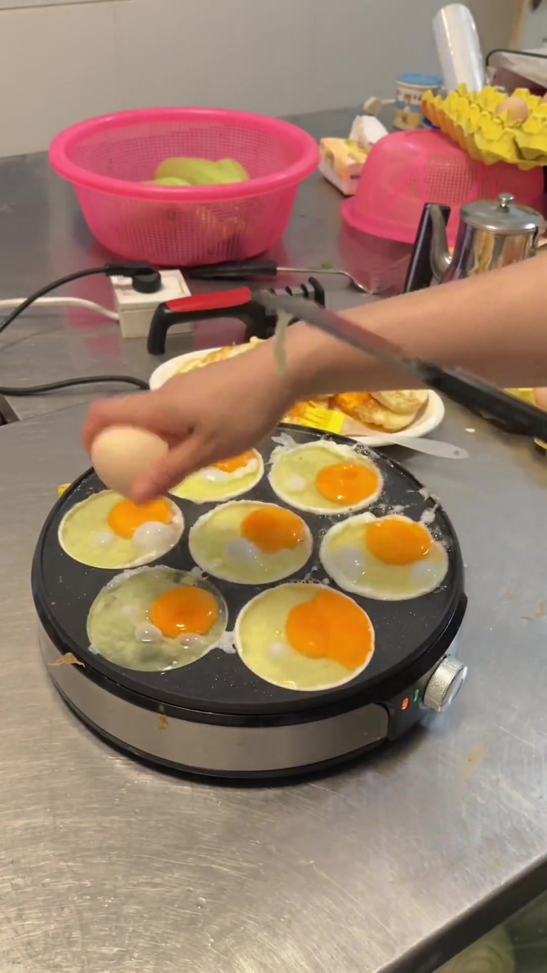 每次100多个煎鸡蛋一下子就打光了