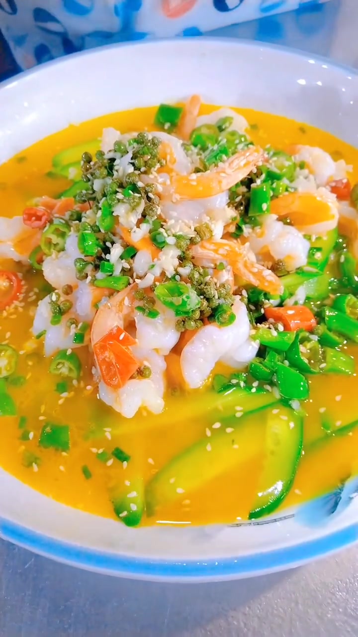 椒麻汉虾原料:黄瓜片,金针菇,青花椒,汉虾尾,青红杭椒,自制青椒汁