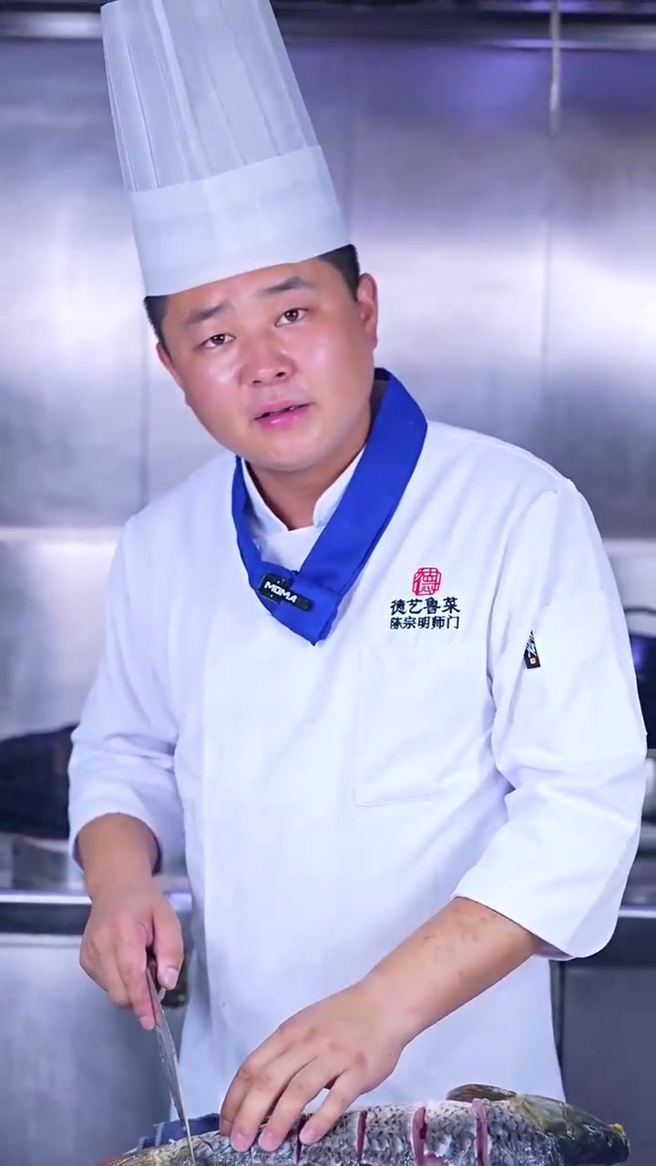 鲁菜代表菜，糖醋黄河大鲤鱼，讲究两翘三热，三适度四开，造型有鲤鱼跃龙门之姿，口感外焦里嫩，