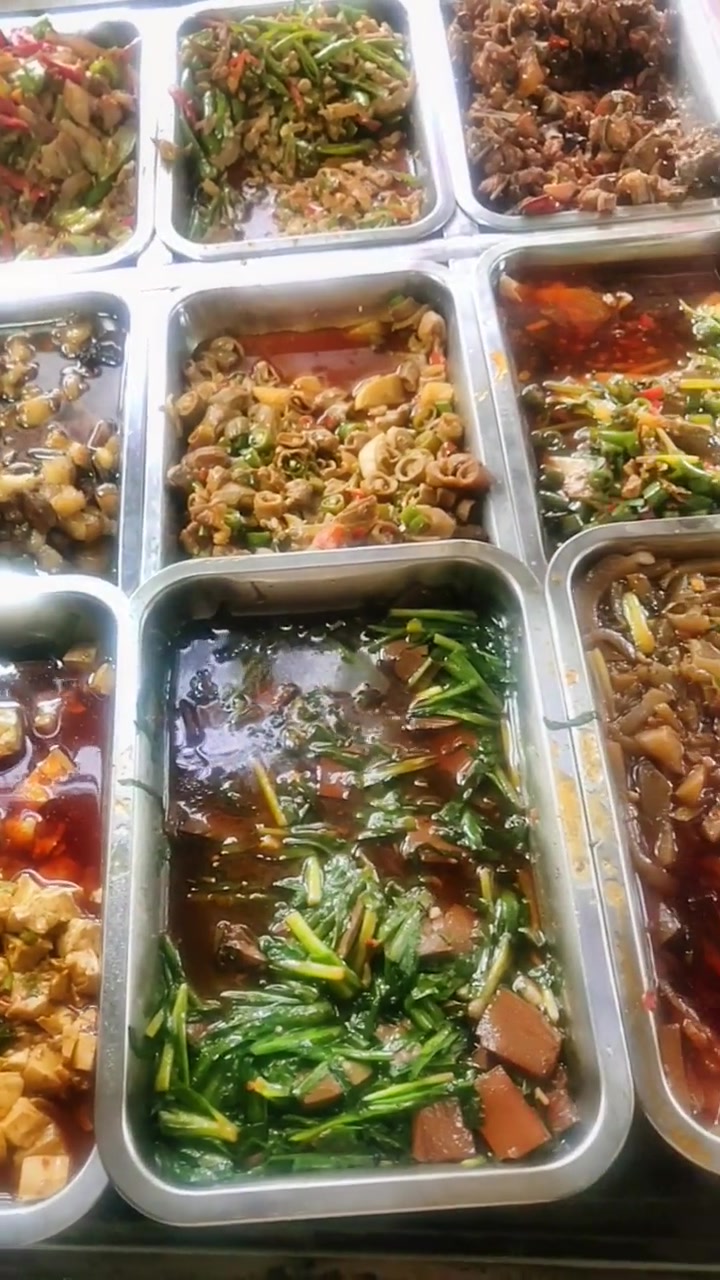已经开饭了,云贵川渝口味有牛肉面有贵州特产绿豆粉和米线酸辣粉……