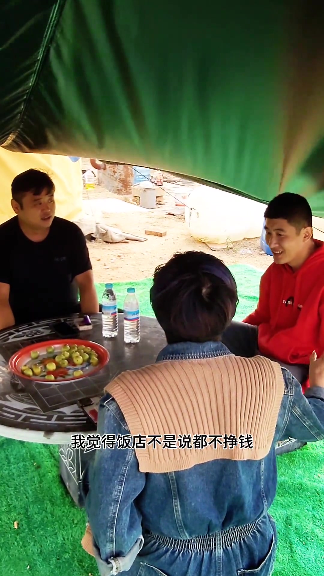 欢迎第一位女粉丝来做客。铁锅炖大鹅安排起来,又是愉快的一天