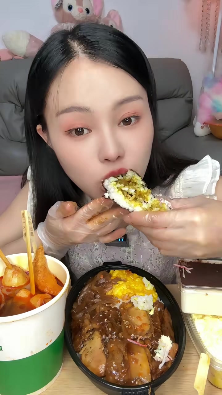 今天的便利店上了好多新品，肉串关东煮是我必须要买的，大块鸡腿肉的便当真的好爱，裹了满满的汤