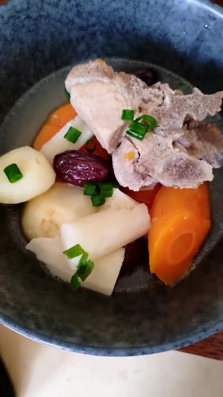 百合淮山马蹄胡萝卜红枣骨头汤,这个汤挺甜的,特别好喝