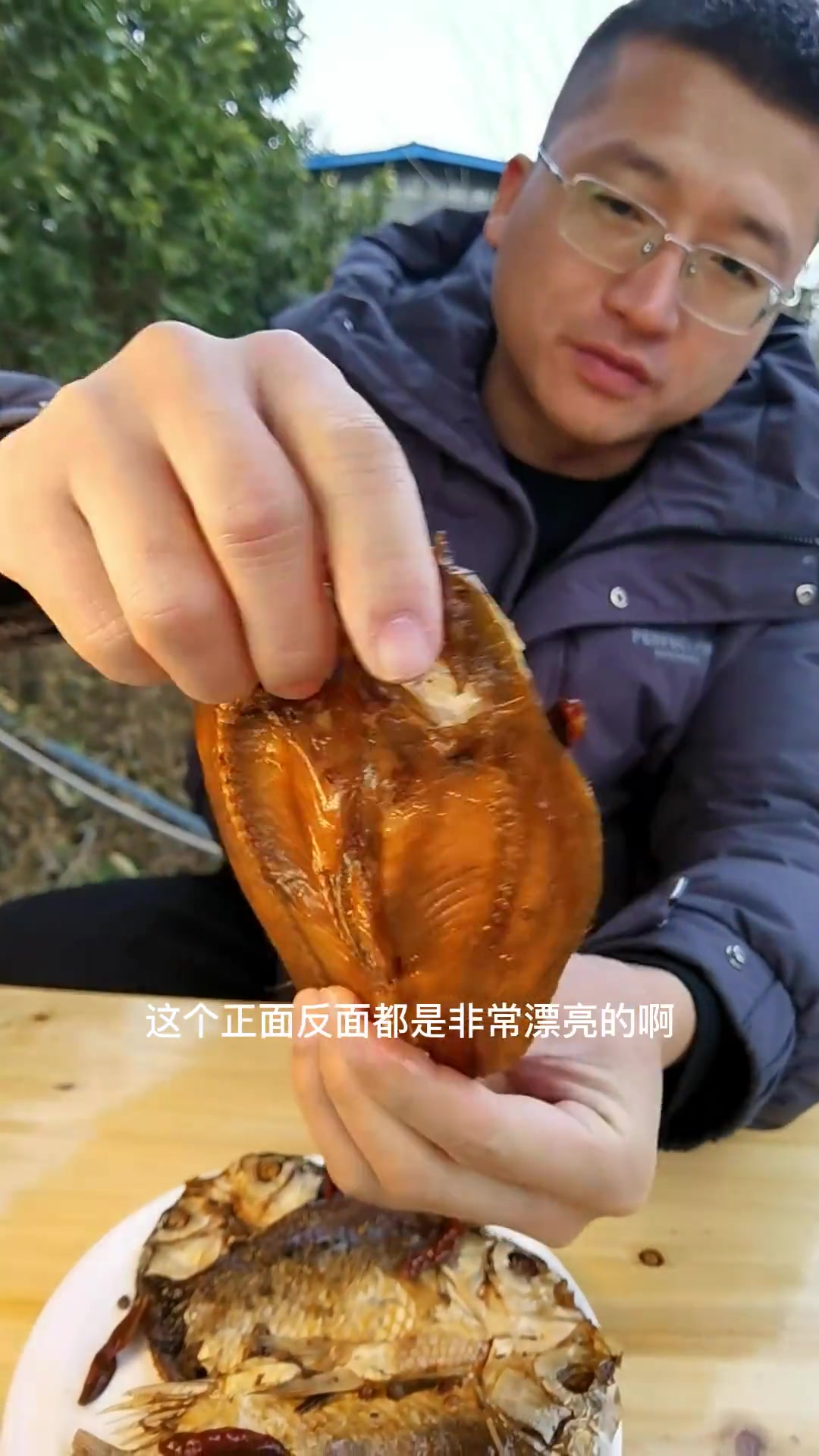 撕一口鱼肉放嘴里，咀嚼五下，那感觉无以言表，香辣入味卤鲫鱼，鹏鹏子推荐