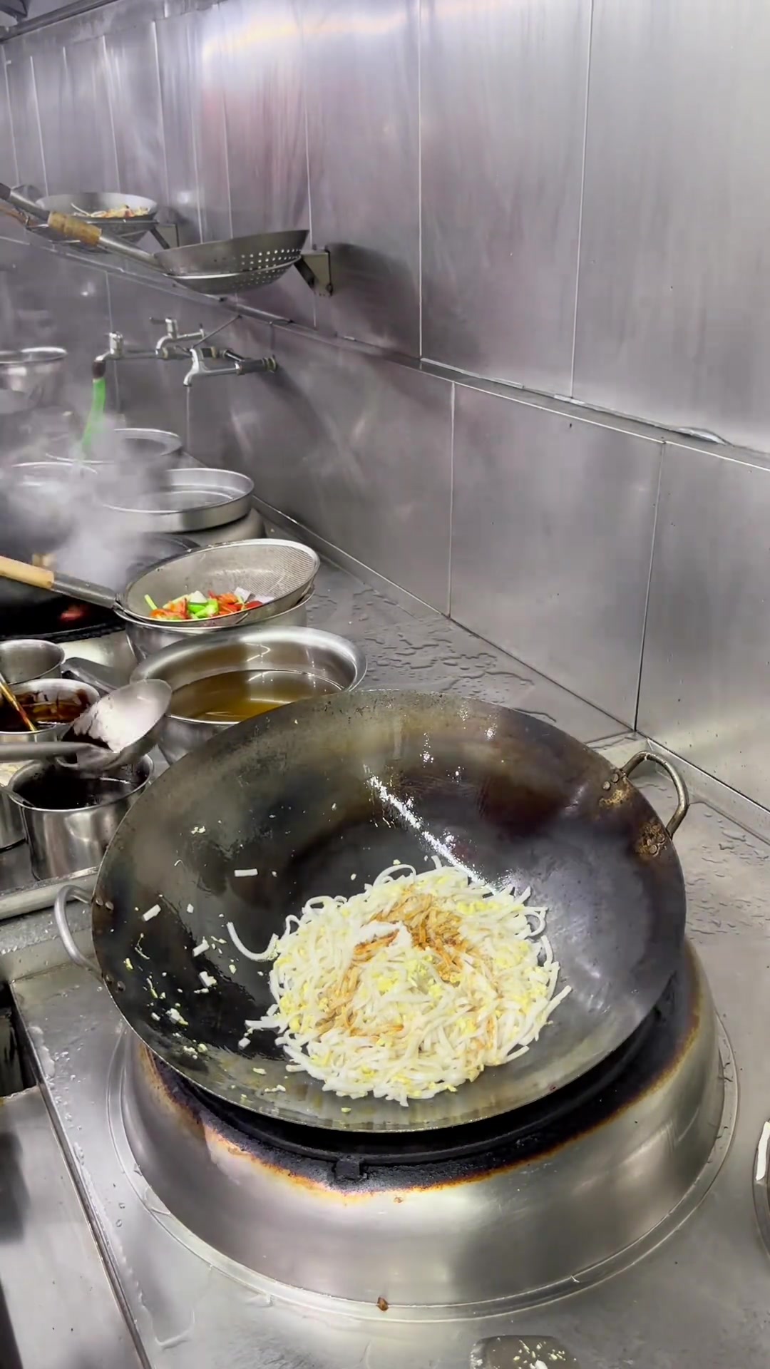 厨师操作,三丝鸡蛋炒河粉