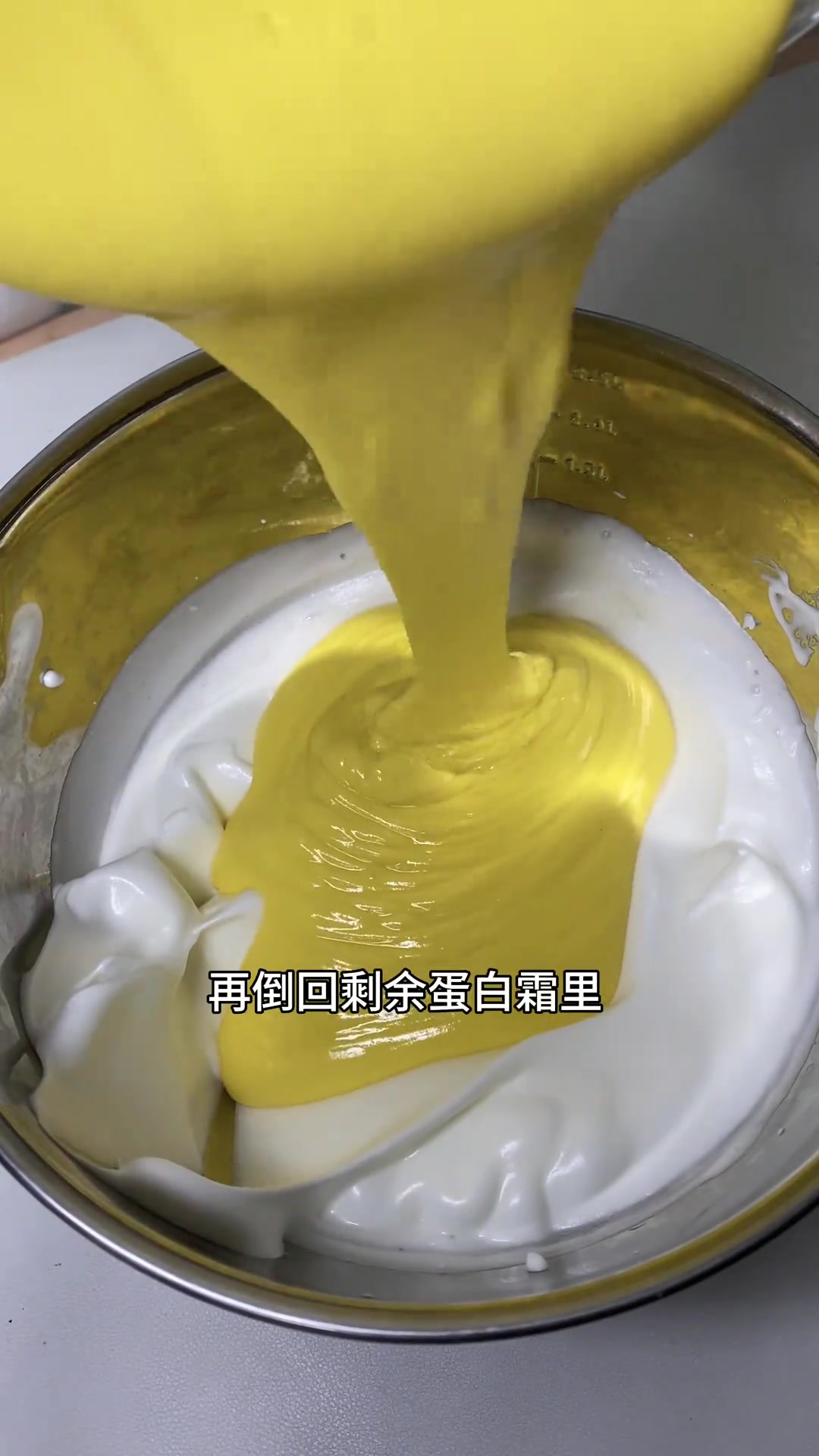 无油低卡南瓜戚风蛋糕，口感蓬松中又带一点扎实，太适合这个秋天啦