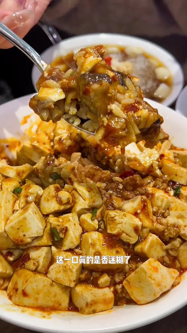 这一口黄豆红烧肉盖饭直接封顶!