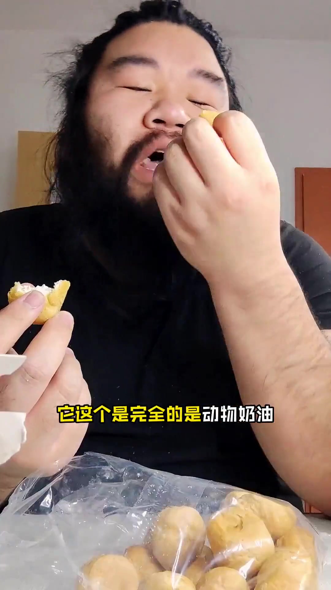 这款德国的迷你泡芙用的是动物奶油,入口即化,如果夏天吃的话感觉会更好