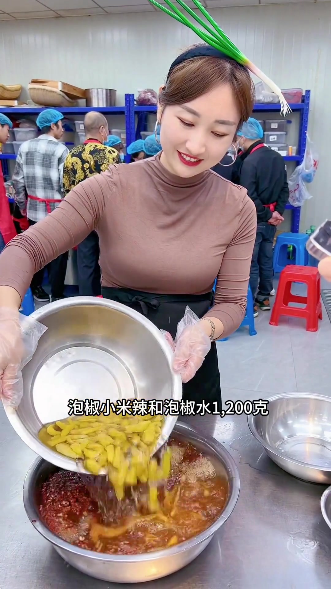 一位粉丝给我说，按照我的配方调出来的凤爪特别好吃？今天把我家的泡椒凤爪配方分享出来！不懂留