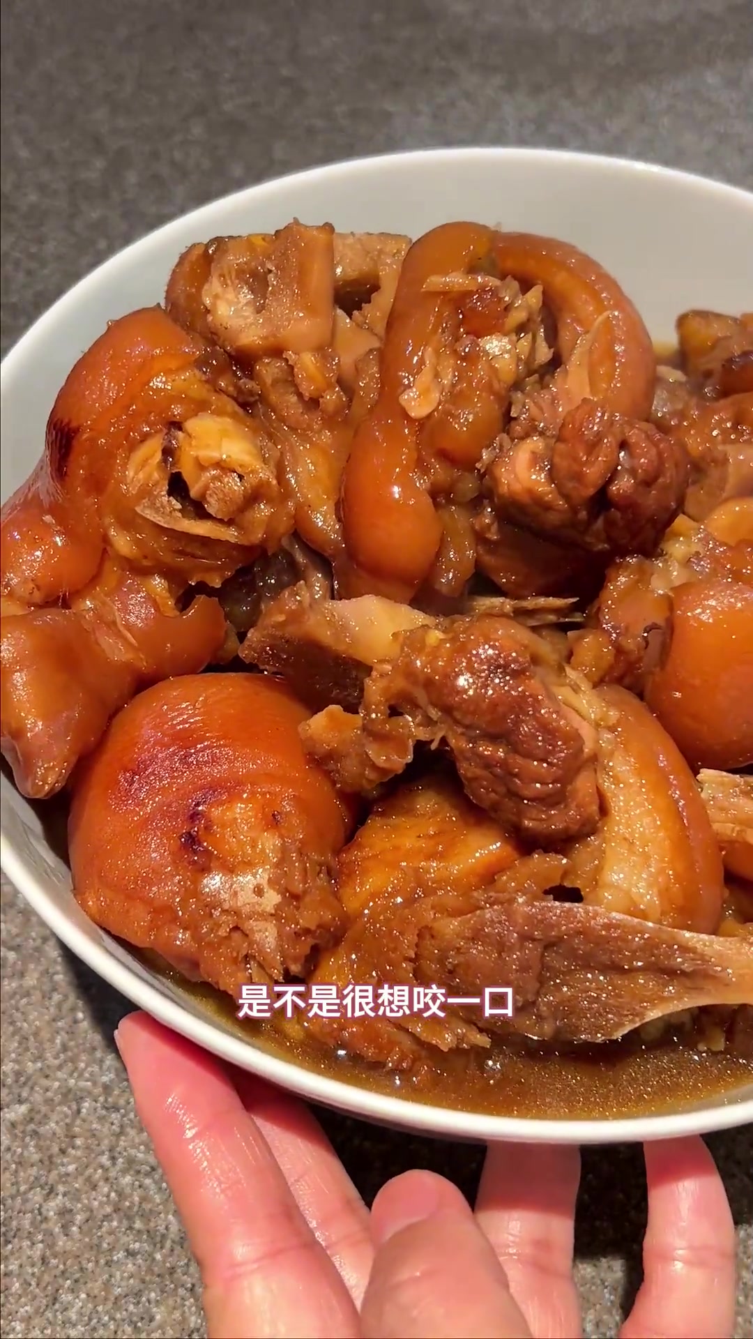 「家的味道」—一大早跟森哥去蛋糕店订好了有寿桃和长寿面的生日蛋糕，约上家人，做顿饭老爸生日
