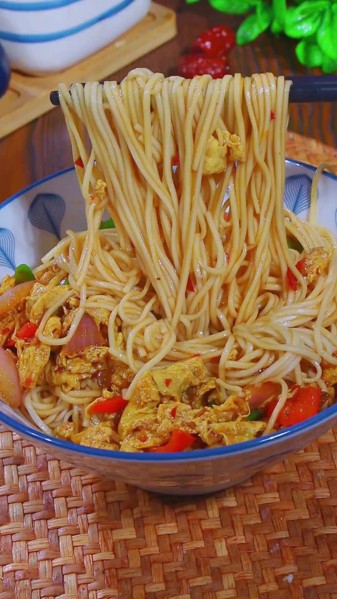 这个鸡蛋酱拌面酱香浓郁，每根面都裹满了酱汁，孩子吃了都说好吃！