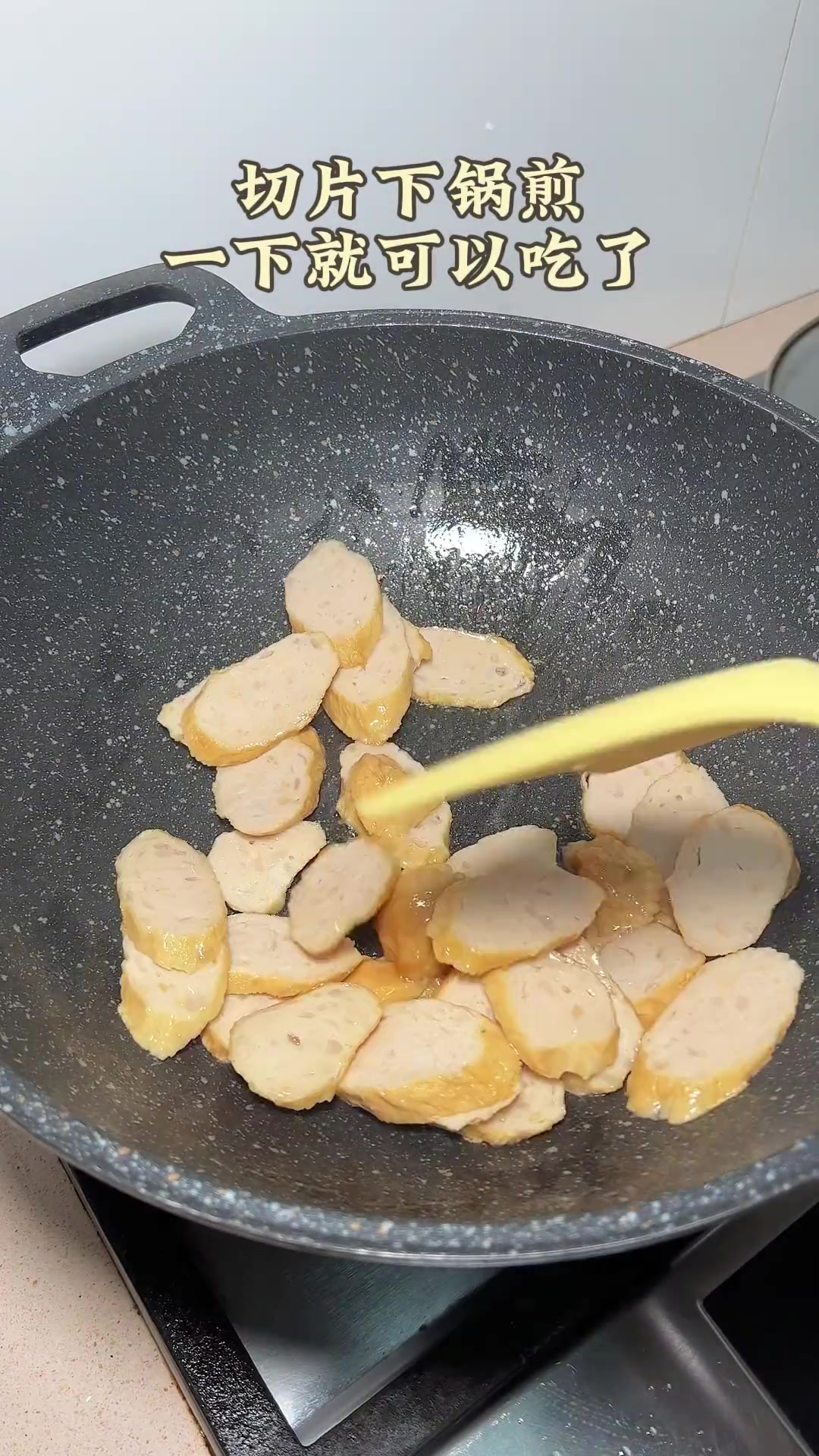 潮汕猪肉卷章叫肉饼也叫广章，小时候煎一下配粥吃，长大了还是喜欢吃这个味道