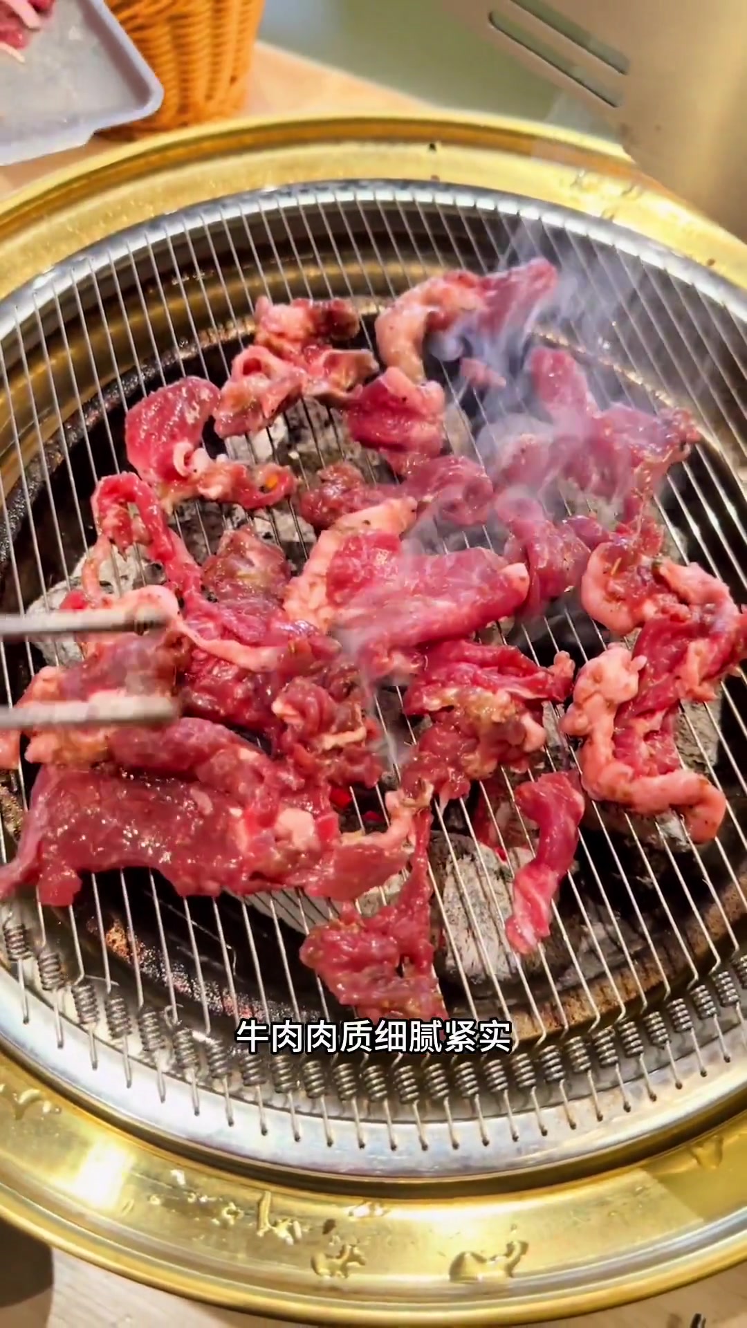 地道东北烤肉和炸蚕蛹，好吃！