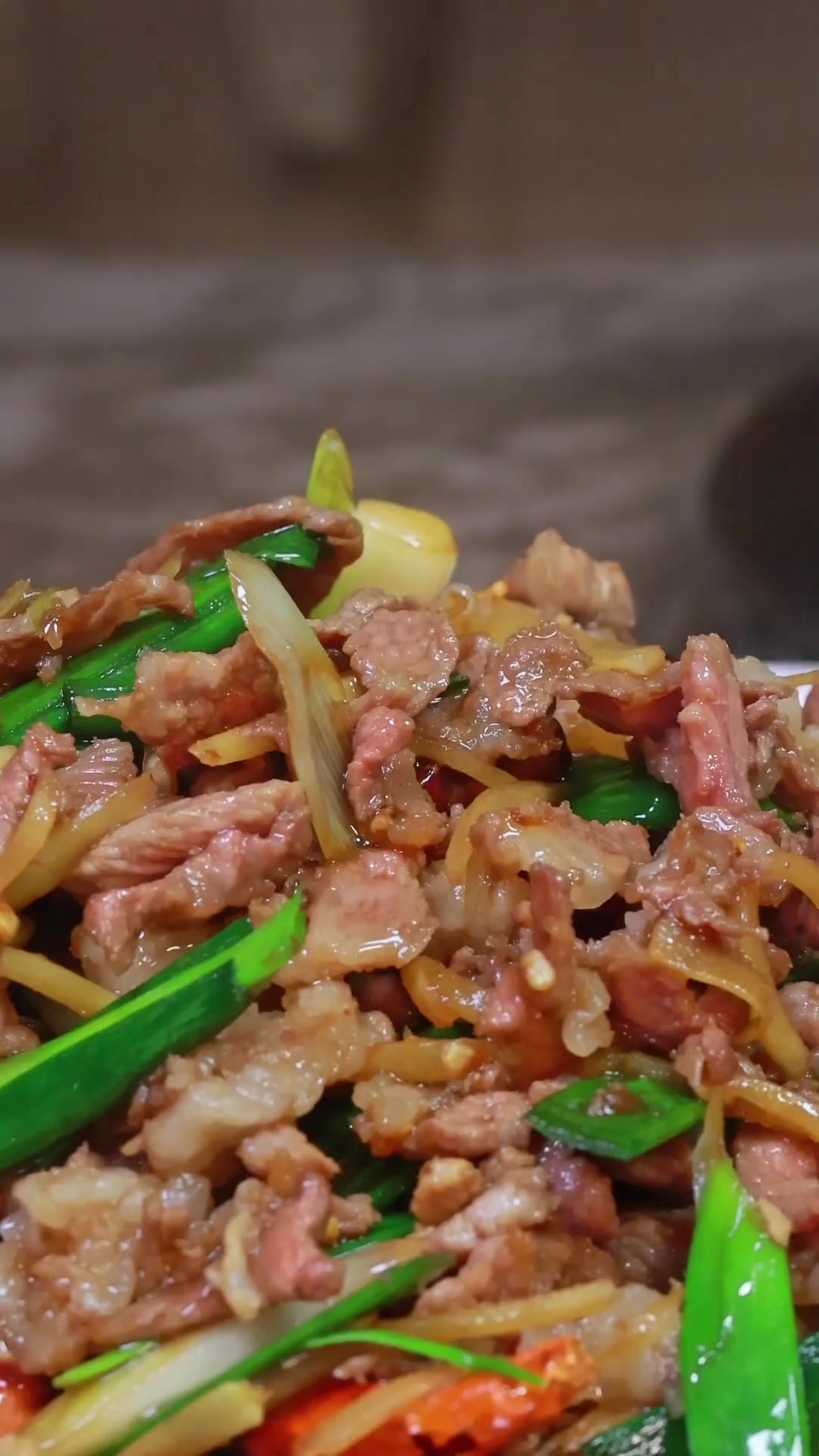 云南的小炒肉你吃过吗，用大火滚油这样来炒新鲜肉，味道特棒