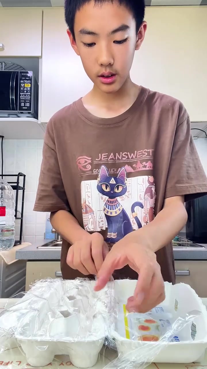 用鸡蛋托制作美味三文鱼寿司