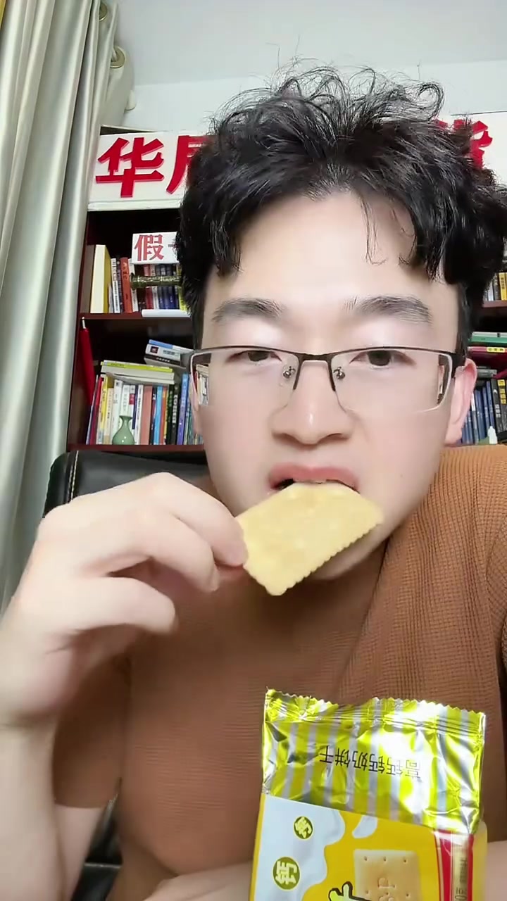 青援钙奶饼干,奶香浓郁酥脆可口,从小吃到大的味道