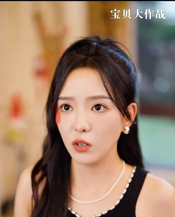 小女孩正在偷吃蛋糕，怎料下一秒竟遇见和自己长的一样的人