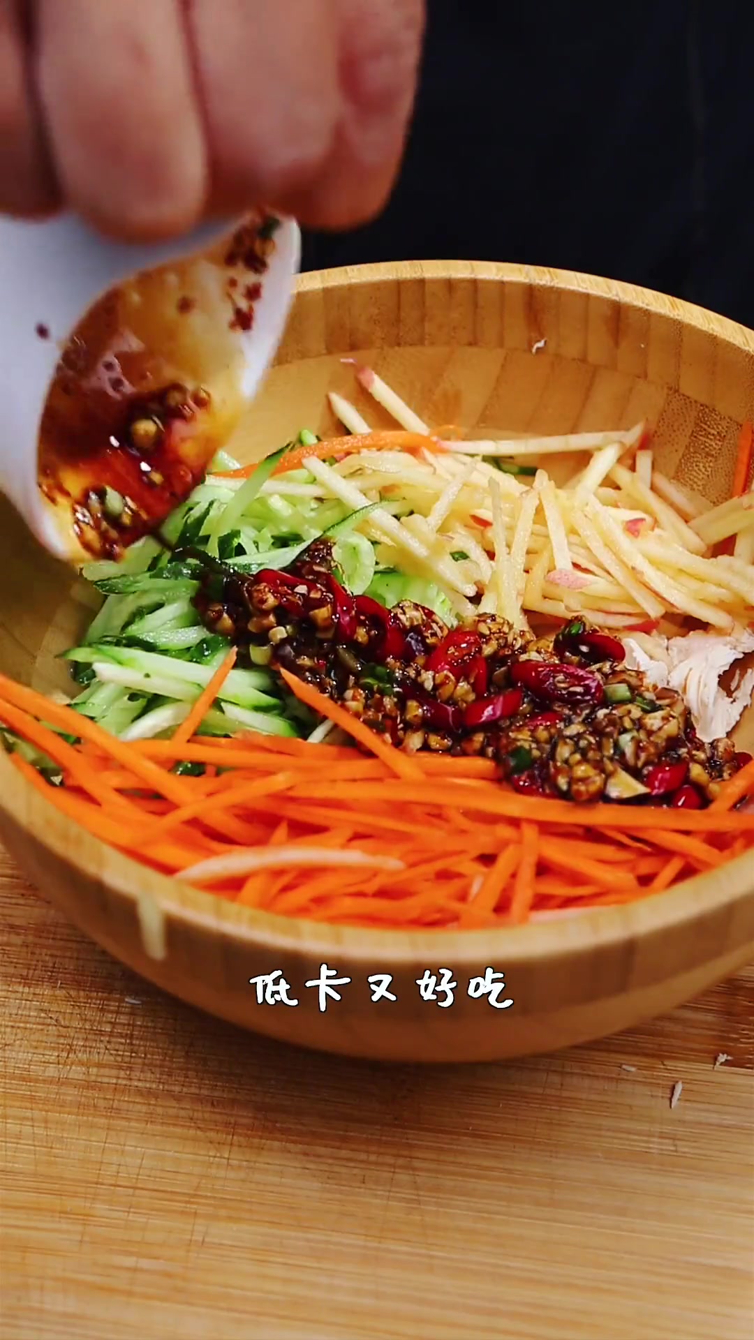 热量媲美水煮的凉拌鸡胸肉丝,做法简单特别好吃