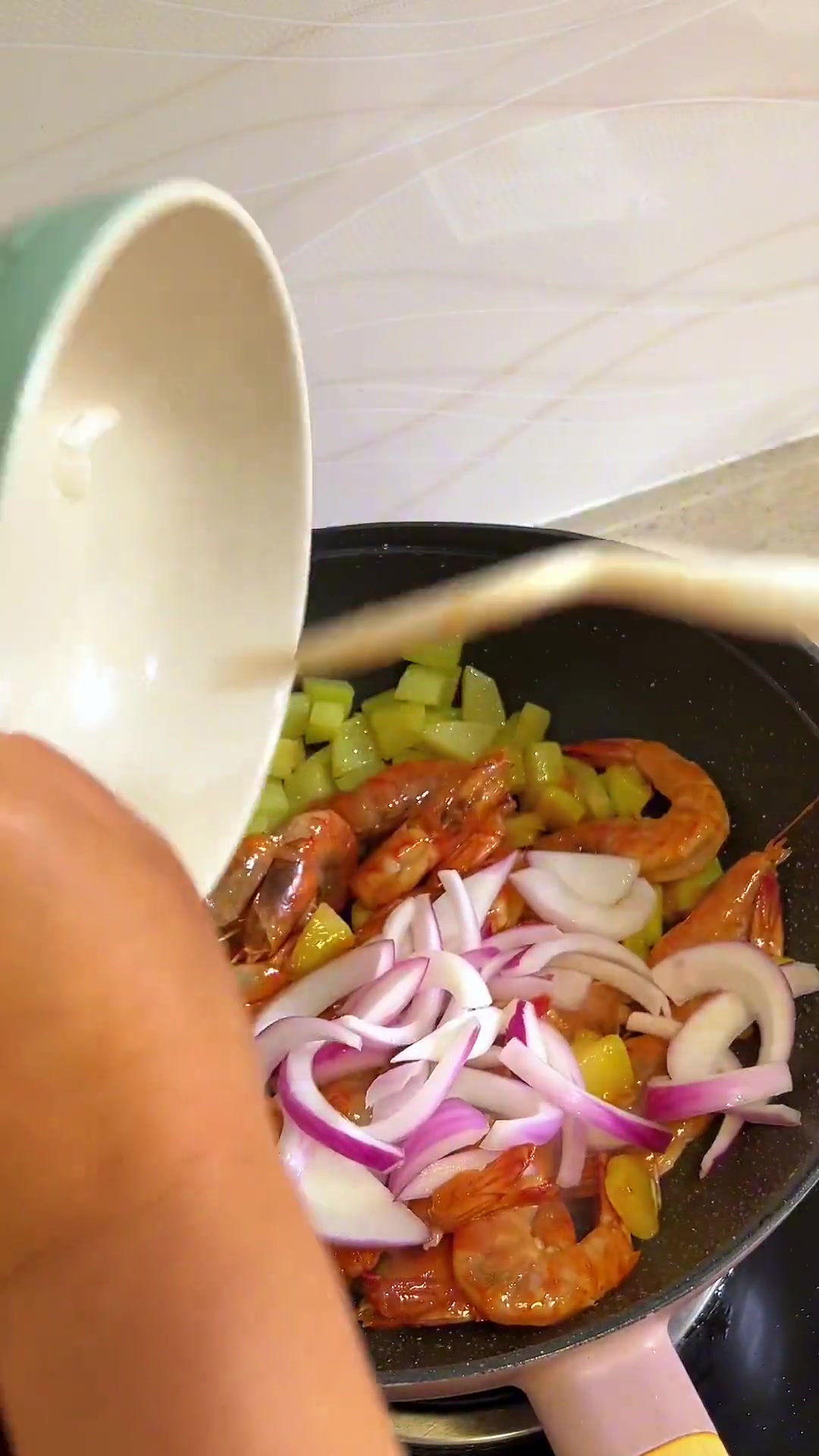 “咖喱虾”泰式餐厅的一道招牌菜,只要用对了料就能出来这个味,就这么简单